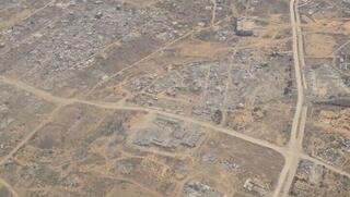 העיתונאי אמריקני אחמד פואד אל-חטיב, שחי שנים בעזה ומתנגד לחמאס, מתעד מתוך טיסה להצנחת סיוע הומניטרי ברצועה