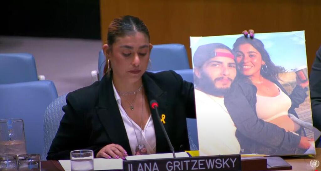 Hamas captivity survivor Ilana Gritzewsky addresses the UN Security Council holding a photo of herself with her partner Matan Zangauker who is held hostage in Gaza (Photo: UN) שורדת השבי אילנה גריצווסקי בעדות במועצת הביטחון של האו״ם