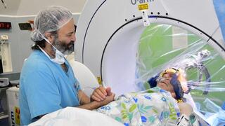 ניתוח השתלת אלקטרודות במוח תחת היפנוזה בוצע בעלי אבו-ריא בסיוע הפסיכולוג ד"ר אודי בונשטיין במרכז הרפואי לגליל בנהריה
