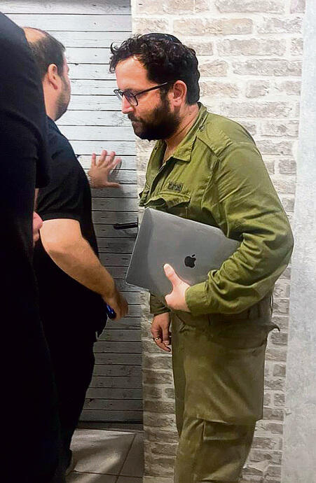 כמו דג באקווריום. תמונת אוריך במדים שחשפה מורן אזולאי yk14493304