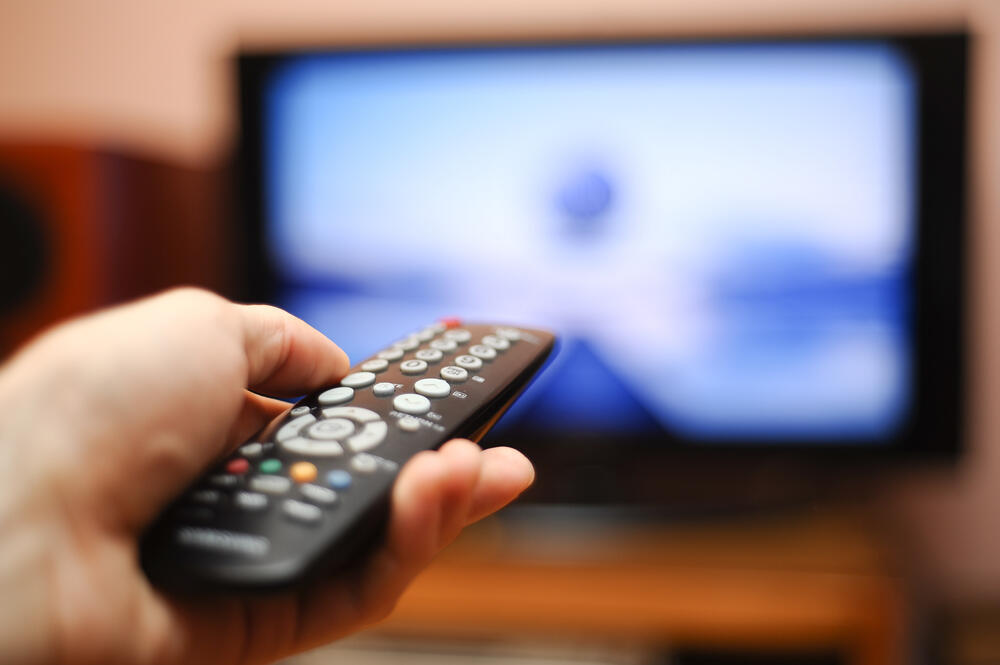 גם ככה אין מה לראות (צילום: shutterstock) שלט טלוויזיה