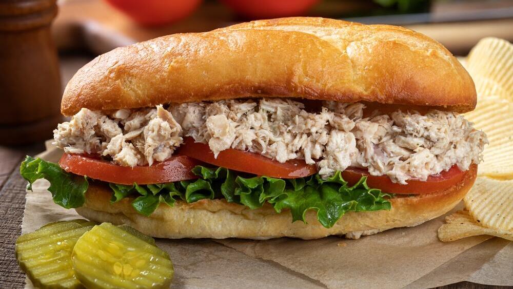 לא כל יום. כריך טונה (צילום: shutterstock) כריך טונה