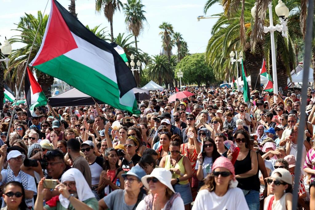 הפגנה פרו-פלסטינית בברצלונה (צילום: REUTERS / Eva Manez) ספרד נמל ברצלונה מפגינים פרו פלסטינים פלסטיניים משט סומוד צומוד