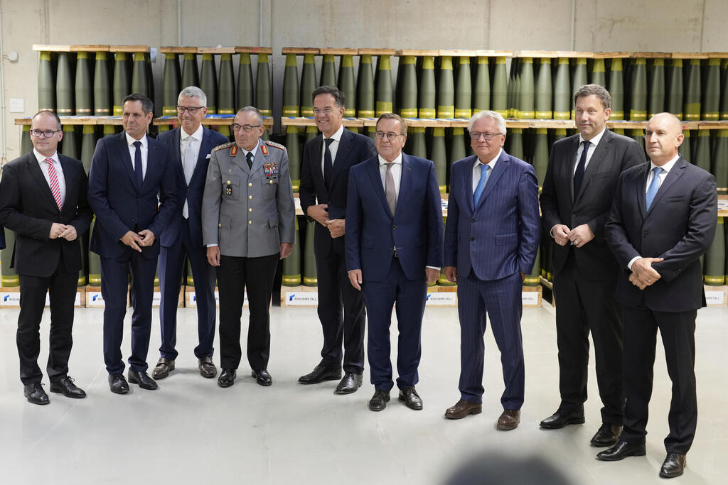 German Finance Minister Lars Klingbeil, Defense Minister Boris Pistorius and NATO Secretary General Mark Rutte at the opening ceremony of the Rheinmetall plant (Photo: AP Photo/Markus Schreiber) שר האוצר הגרמני לארס קלינגבייל, שר הביטחון בוריס פיסטוריוס ומזכ"ל נאט"ו מרק רוטה בטקס הפתיחה של מפעל ריינמטאל
