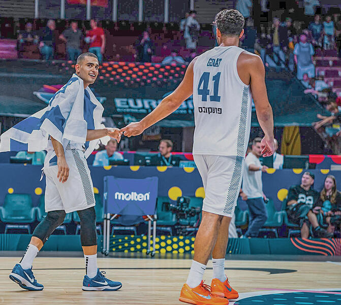 מדר חוגג עם דגל ישראל yk14496318