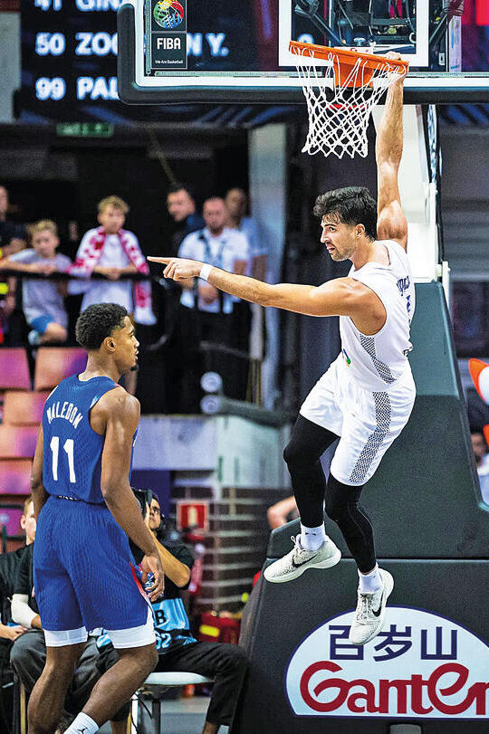 אבדיה מראה לצרפתים מי בעל הבית yk14496373