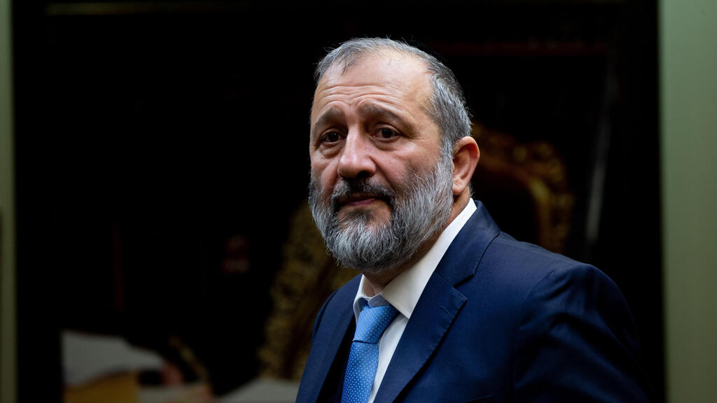 דרעי. צפוי לתמוך בחוק ולשוב לקואליציה, אך מחכה לדגל התורה (צילום: אוהד צויגנברג) אריה דרעי