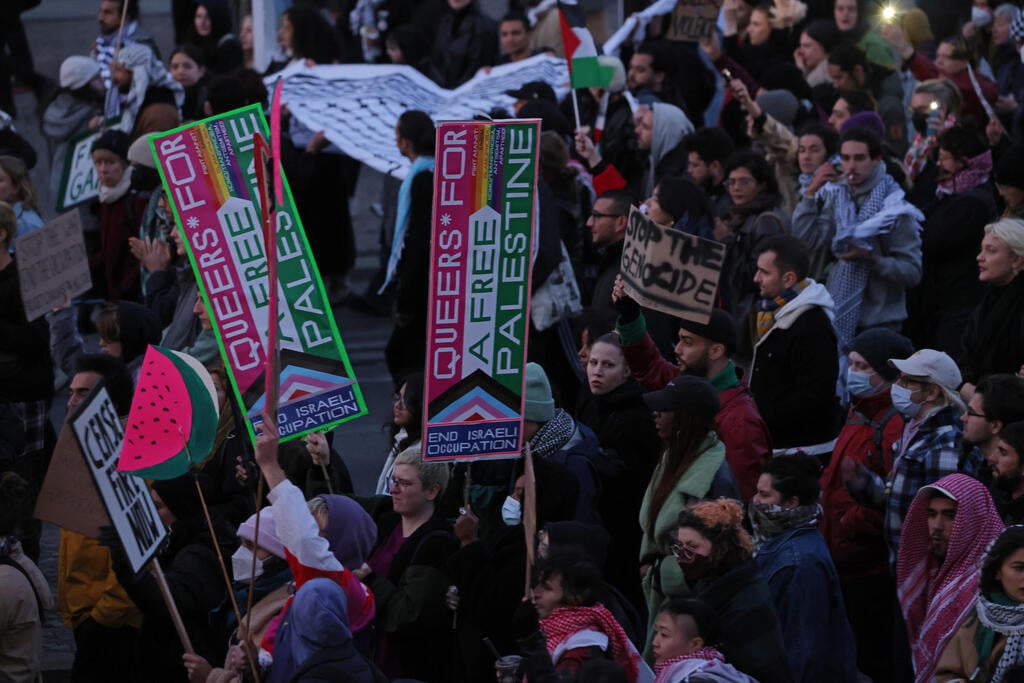 Photo: Sean Gallup / Getty Images שלטי "קווירים למען פלסטין חופשית" בברלין, בנובמבר 2023