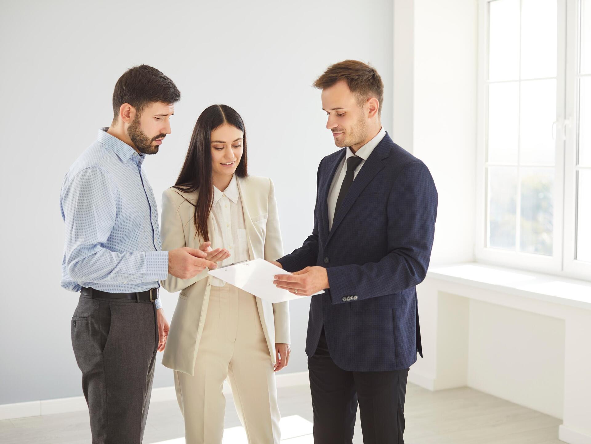 מי דואג לביטחון ומי לקרבה לעבודה? (shutterstock) מי דואג לביטחון ומי לקרבה לעבודה?