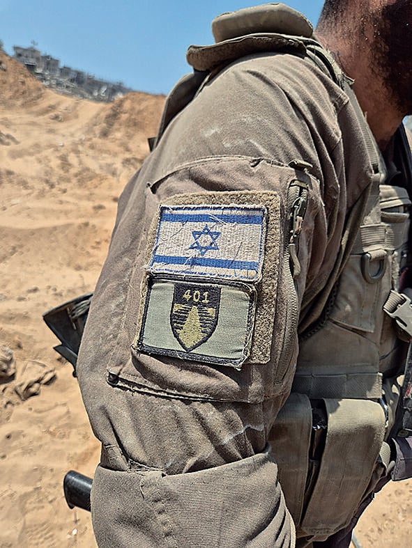 דגל ישראל ומתחתיו סמל חטיבה 401 (צילום: ליאור בן עמי) דגל ישראל ומתחתיו סמל חטיבה 401