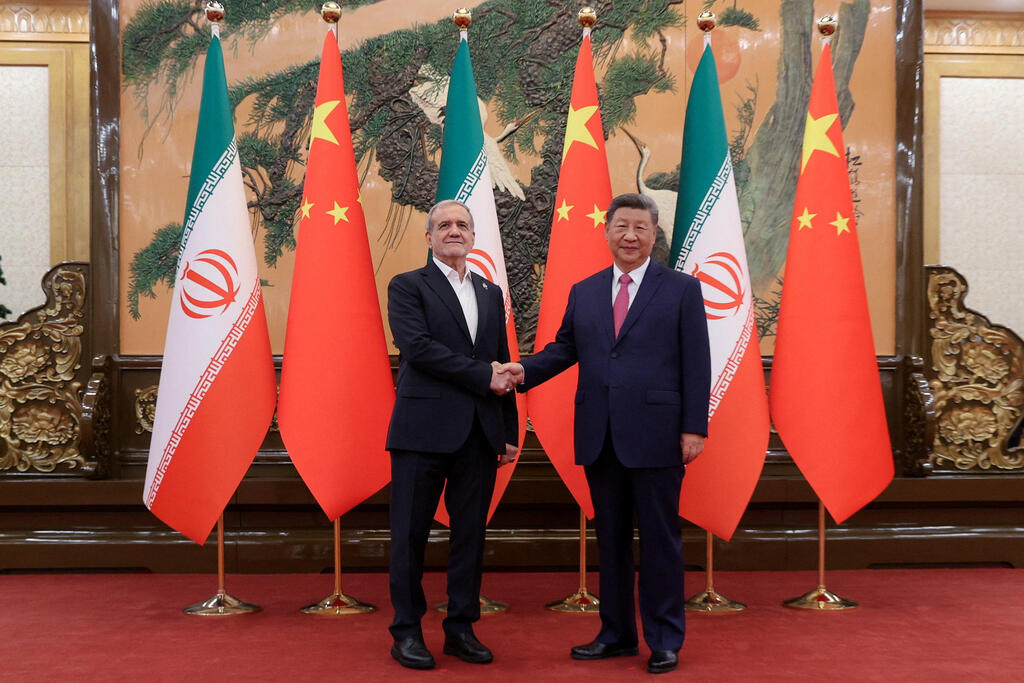 Iranian President Masoud Pezeshkian with Chinese President Xi Jinping in Beijing (Photo: Iran's Presidential website/WANA (West Asia News Agency)/Handout via REUTERS ) מסעוד פזשכיאן נשיא איראן עם נשיא סין שי ג'ינפינג ב בייג'ינג