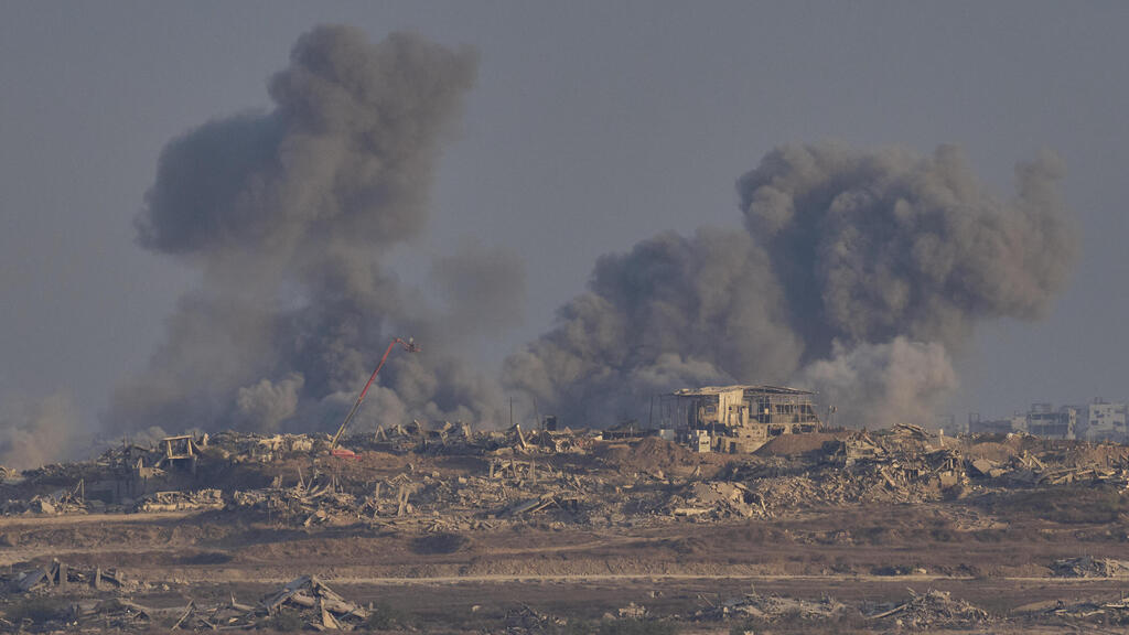 הפצצות בעזה, היום (צילום: AP Photo/Ohad Zwigenberg) עזה