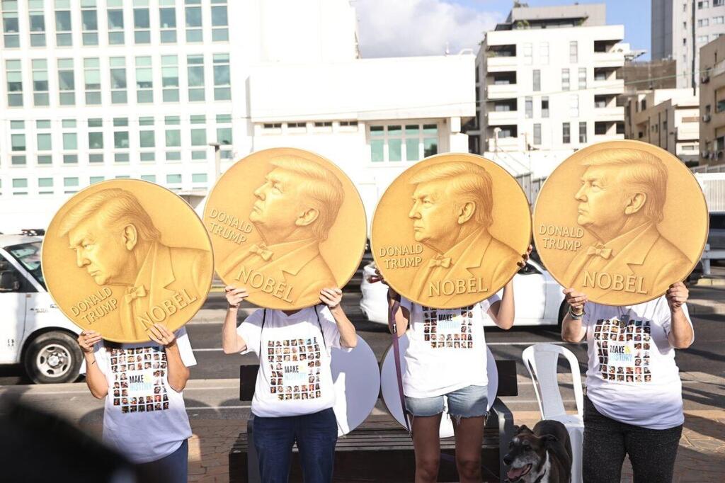 An installation by the families of the hostages in front of the US embassy, in which they 'award' Trump the Nobel Peace Prize, on September 2 (Photo: Moti Kimchi) מיצב משפחות החטופים מול שגרירות ארה"ב בתל אביב