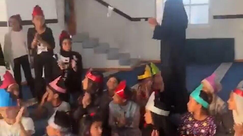 "למדו את ילדיכם סובלנות לאחרים". מתוך הסרטון שפרסם סגן ראש המיליציה תלמידים במסגרת החינוך של מיליציית אבו שבאב