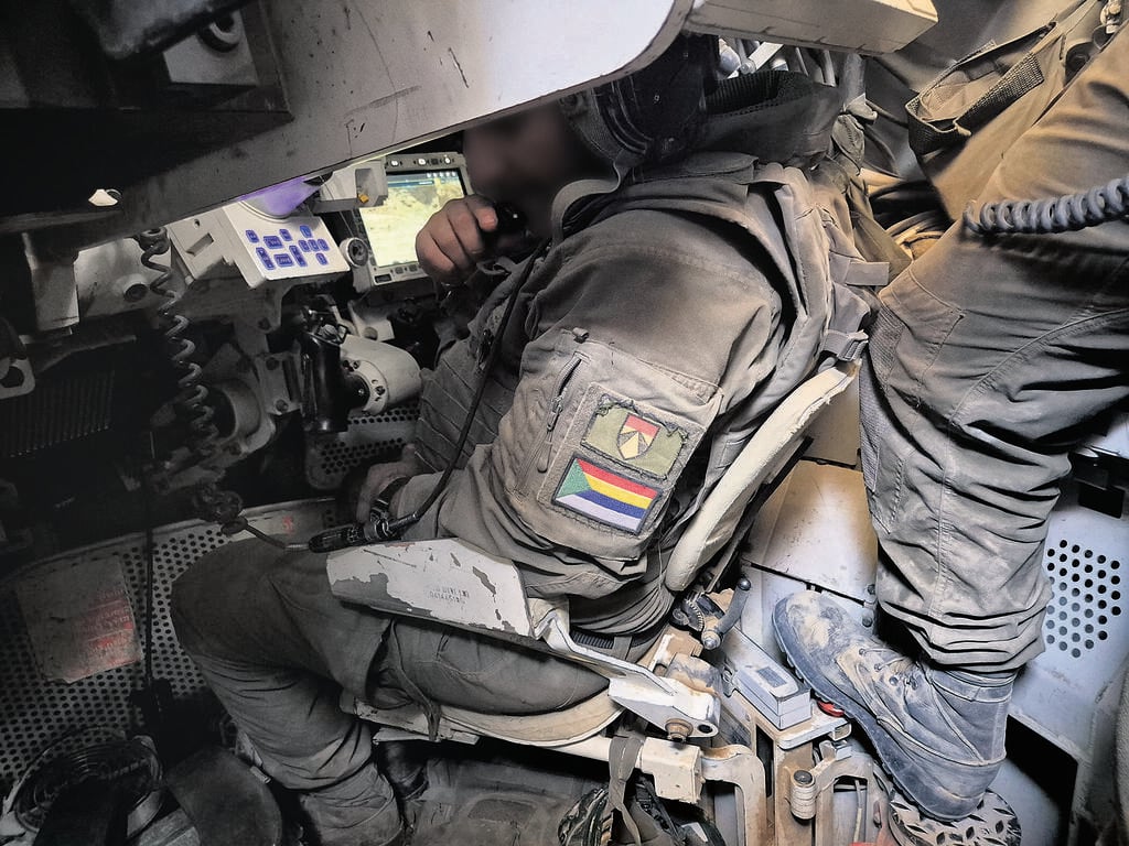 עומרי בתוך הטנק (צילום: ליאור בן עמי) עומרי בתוך הטנק