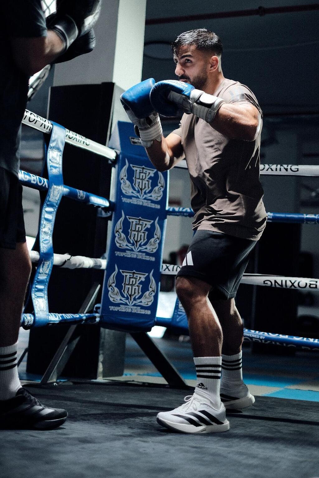 במגרש האיגרוף: יובל מלכה עם הנעליים שעוזרות לו להישאר חד ומהיר (צילום: מלאכי דוידי) מגה ספורט