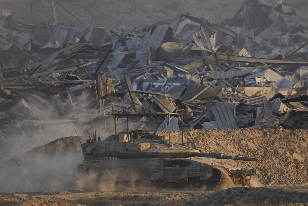 IDF forces operate in Gaza near the border with Israel (Photo: Ariel Schalit/AP) כוחות צה"ל בגבול הרצעה