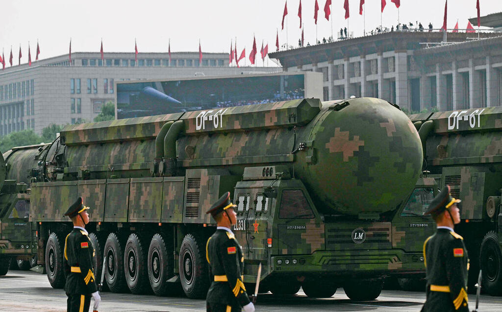 המצעד הסיני שכלל גם טילים ביניבשתיים שמסוגלים לשאת ראש נפץ גרעיני | צילום: Greg Baker / AFP yk14500667