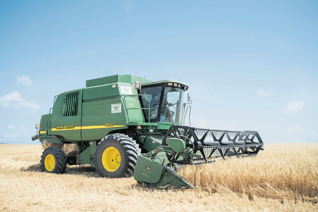 Barley harvesting by combine in Kibbutz Be’eri (Photo: CamelCopter) קומביין קוצר את השעורה בקיבוץ בארי