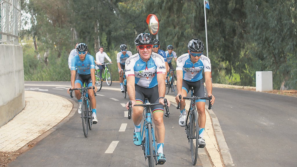 קבוצת "פרמייר טק" (צילום: אביגיל עוזי) סילבן אדמס רוכב בראש קבוצת "פרמייר טק"
