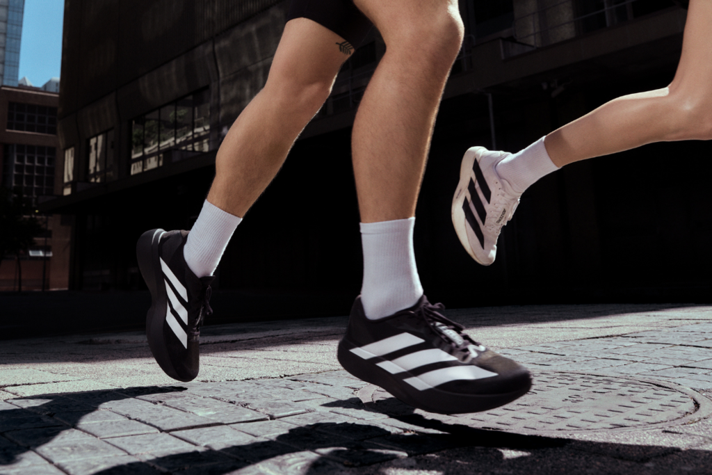 לכתבת סינגלס ראן אדידס בלבד