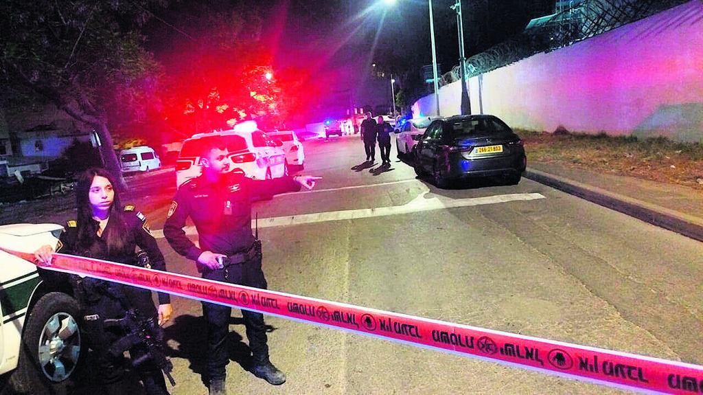 רצח בלוד. "ריבונו של עולם, תגיעו כבר להסכמה ותנו לנו לעבוד!" (צילום: דוברות המשטרה) זירת רצח בלוד