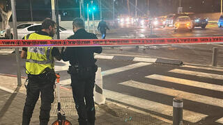 זירת התאונה בתל אביב שבה נהרג רוכב אופנוע מפגיעת רכב