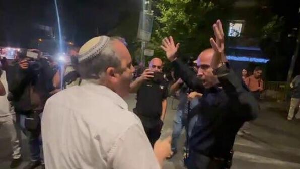 חבר הכנסת גלעד קריב מתעמת עם שוטר בהפגנה בירושלים