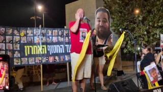 יאיר הורן פורץ בבכי בזמן נאומו בעצרת בכרמי גת