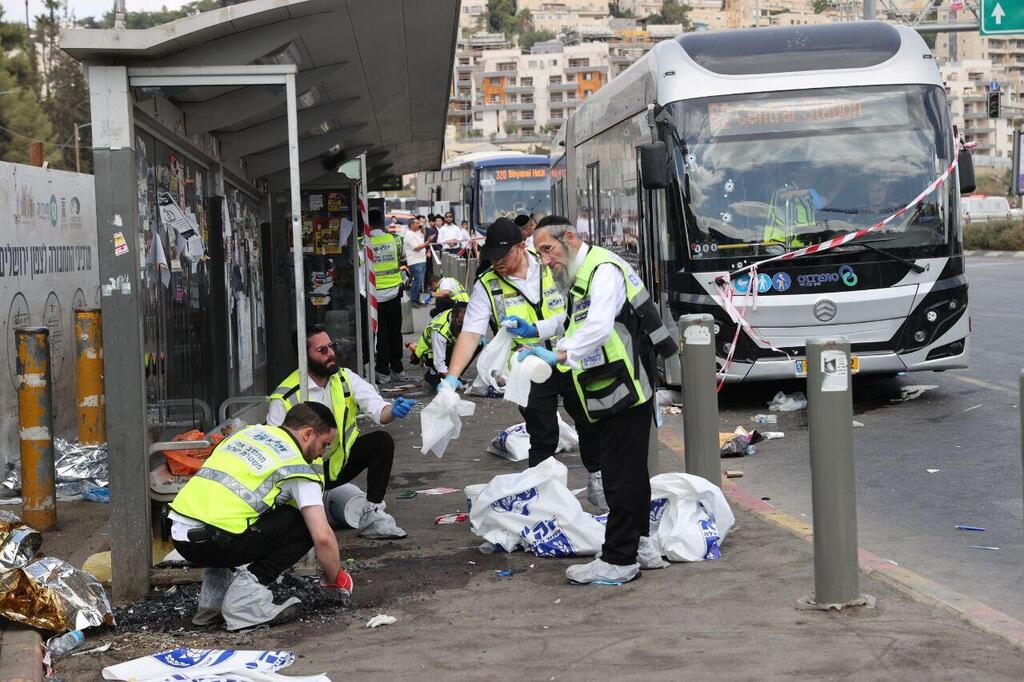 Palestinian terrorists shot and killed six people at a busy Jerusalem junction (Photo: Alex Kolomoisky) הזירה בצומת רמות