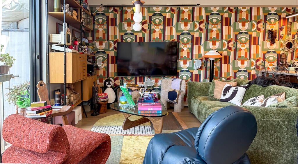 Indonesian masks, iconic armchairs, and eclectic collections (Photo: Noam Ron) הדירה של דנה ואורי ריץ, תל אביב