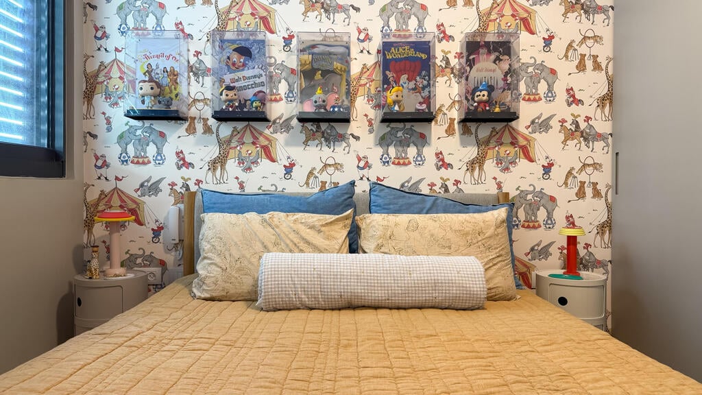 The couple’s bedroom looks childlike - intentionally, of course (צילום: נועם רון) הדירה של דנה ואורי ריץ, תל אביב
