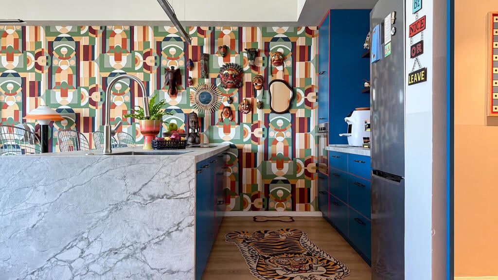 The Turquoise-and-Red Kitchen Was the One Thing Chosen by the Landlady (Photo: Noam Ron) הדירה של דנה ואורי ריץ, תל אביב