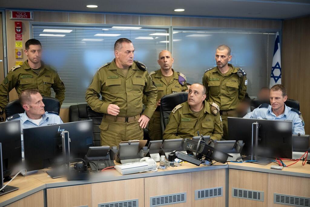 הרמטכ״ל אייל זמיר בבור חיל האוויר בעת היציאה למתקפה בדוחא (צילום: דובר צה"ל ) הרמטכ״ל אייל זמיר בבור חיל האוויר בעת היציאה למתקפה בדוחא