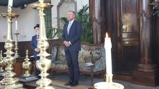 מלך הולנד עומד ליד ארון הקודש