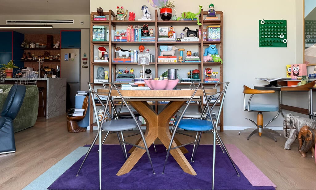 Includes the bookshelf filled with beloved itemsב (Photo: noam Ron) הדירה של דנה ואורי ריץ, תל אביב