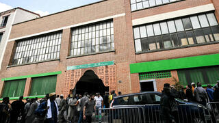 צרפת מסגד ב פרבר של פריז שמולו נמצא ראש חזיר