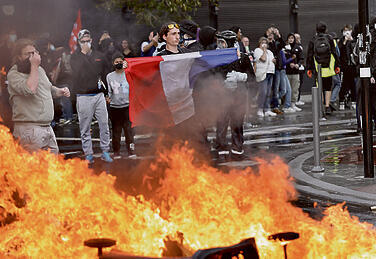 שורפים פחים ברחובות העיר ליל Jean-Francois Badias | , איי־פי yk14510805