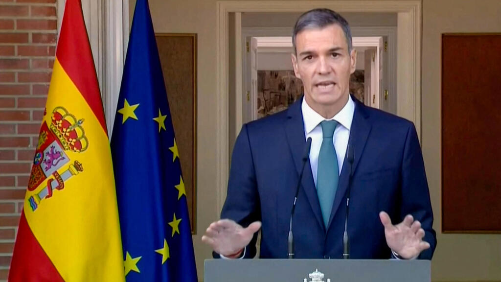 ראש ממשלת ספרד פדרו סנצ'ס בנאום שבו הודיע על אמברגו נשק נגד ישראל 8 ב ספטמבר