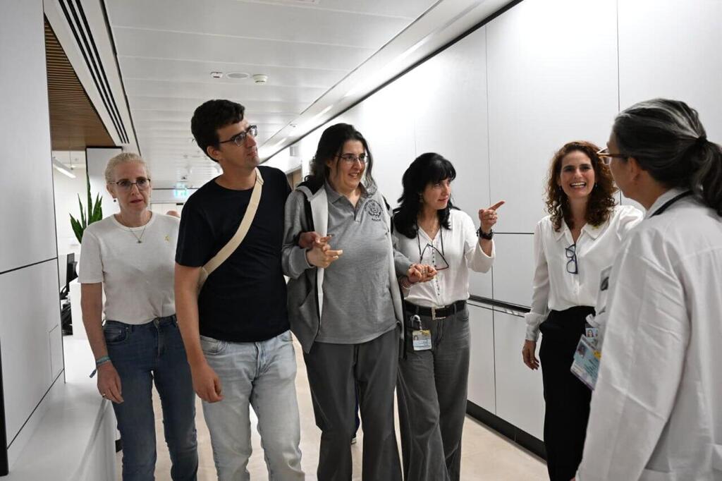 אליזבט צורקוב. מחייכת, למרות הקושי בהליכה (צילום: יובל יוסף, לע"מ ) אליזבט צורקוב נפגשת לראשונה עם משפחתה בבית החולים שיבא