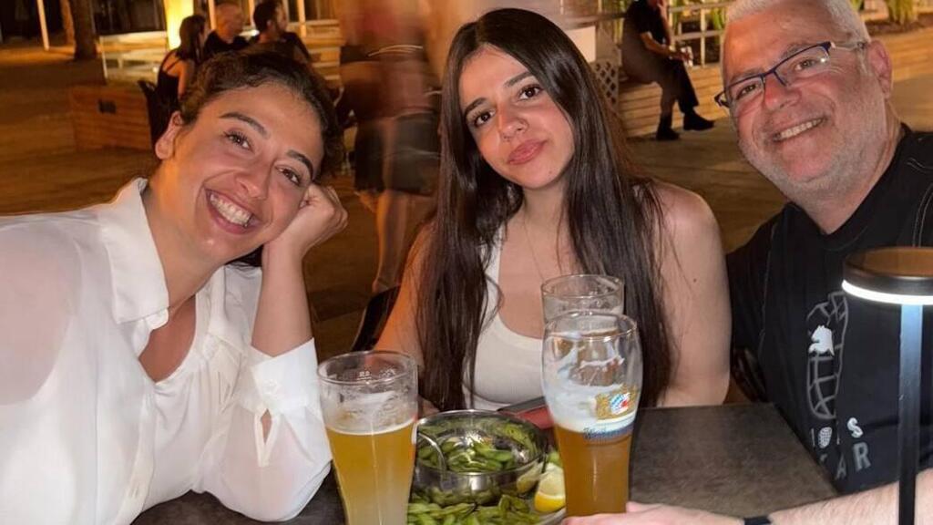נשבר הלב. שירלי לוי, אביה יהודה ואחותה שירן ז"ל (מתוך חשבון האינסטגרם של שירלי לוי) שירן ז"ל ושירלי לוי עם אביהן יהודה לוי