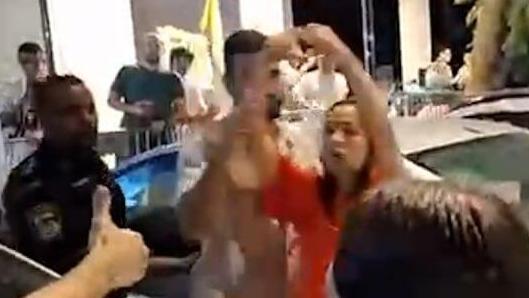 הפגנה מחוץ להרמת הכוסית של שרי הליכוד בפתח תקווה