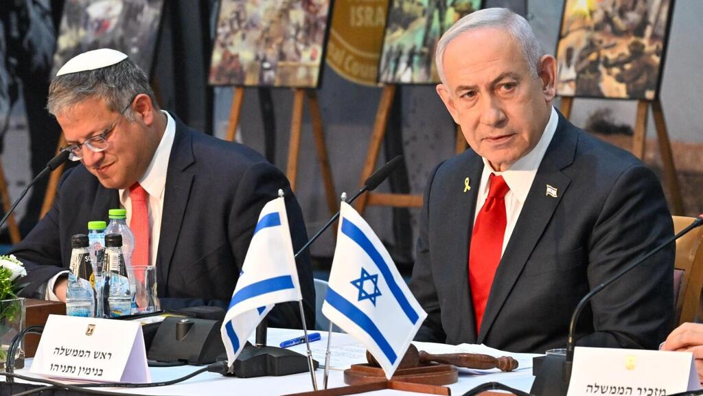 Itamar Ben-Gvir and Benjamin Netanyahu (Photo: Kobi Gideon) ראש הממשלה בנימין נתניהו בפתח ישיבת ממשלה מיוחדת בבסיס הימ״מ לציון 50 שנים ליחידה
