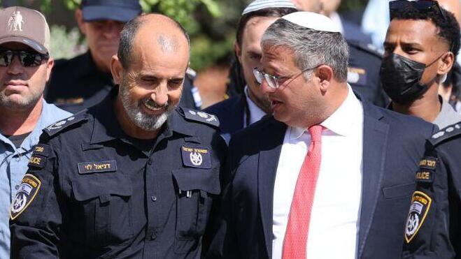 בן גביר והמפכ"ל: "המטרה - אכיפת החוק" (צילום: אלכס קולומויסקי) בן גביר והמפכ"ל לוי מגיעים לאירוע המשטרה בבית שמש