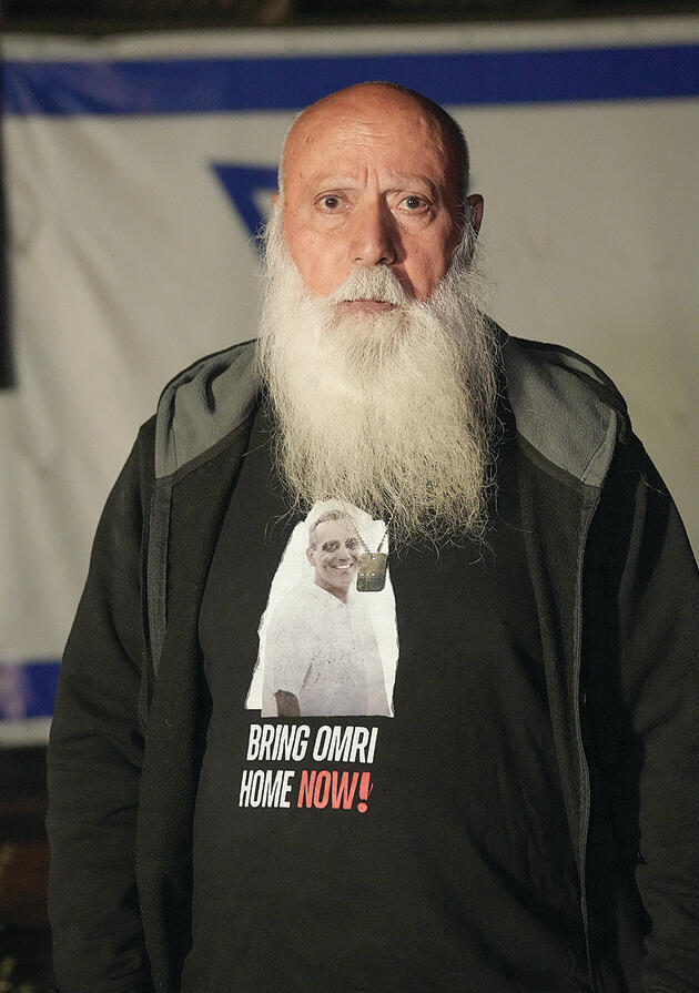 דני מירן בחולצה עם תמונת בנו החטוף | צילום: תומר שונם הלוי yk14516985