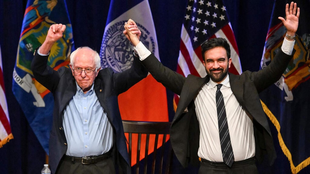 Zohran Mamdani at a campaign event with Sen. Bernie Sanders (Photo: Angela Weiss / AFP) זוהראן ממדאני קמפיין לראשות העיר ניו יורק לצד הסנאטור ברני סנדרס 6 בספטמבר