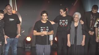 הבמאי שי כרמלי פולק (במרכז) ומוחמד גזאוי (משמאל) עם זכיית "הים" בפרס אופיר לסרט הטוב ביותר