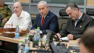 ראש הממשלה נתניהו עם שר הביטחון כ"ץ וגורמי ביטחון בחמ"ל בקריה בזמן התקיפות בתימן