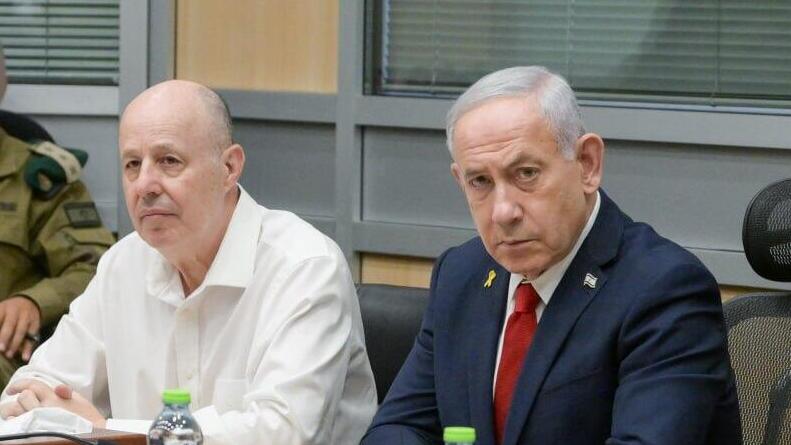 נתניהו והנגבי. נחשב ל"מבוגר האחראי" בסביבת רה"מ (צילום: מעיין טואף, לע"מ) ראש הממשלה נתניהו עם שר הביטחון כ"ץ וגורמי ביטחון בחמ"ל בקריה בזמן התקיפות בתימן