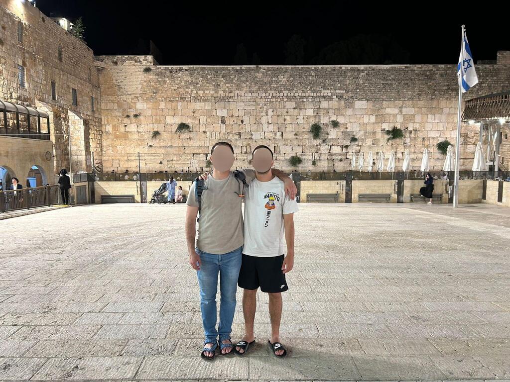 האחים י' ו-ד' בכותל המערבי